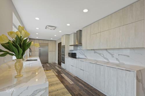 Villa Modern Lakefront Property With Private Beach