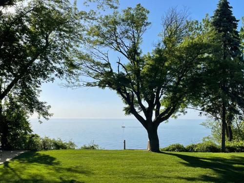 Villa Modern Lakefront Property With Private Beach