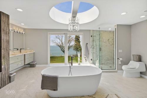 Villa Modern Lakefront Property With Private Beach