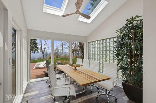 Villa Modern Lakefront Property With Private Beach