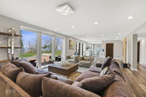 Villa Modern Lakefront Property With Private Beach