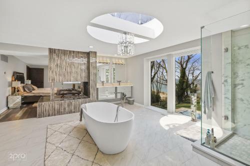 Villa Modern Lakefront Property With Private Beach