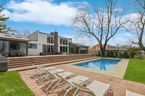 Villa Modern Lakefront Property With Private Beach
