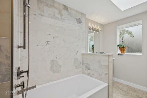 Villa Modern Lakefront Property With Private Beach
