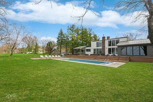 Villa Modern Lakefront Property With Private Beach