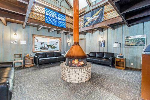 Snow Chasers Lodge - Room 10