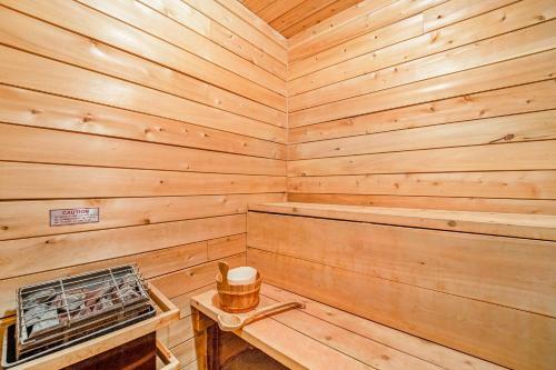 Snow Chasers Lodge - Room 16