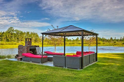 Sun-dappled Cadillac Gem With Kayaks And Grill!