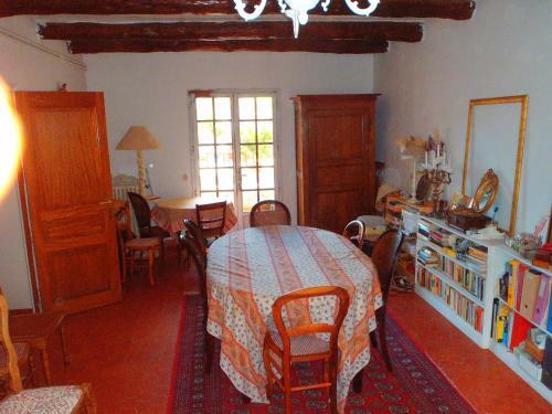 Villa Proven�ale De Caract�re Avec Tr�s Grand Jardin