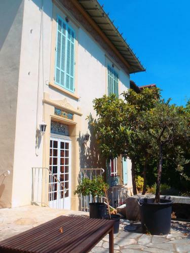 Villa Proven�ale De Caract�re Avec Tr�s Grand Jardin