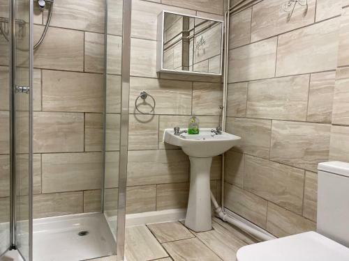 2-bed Basement Apartment In Newport With Garden