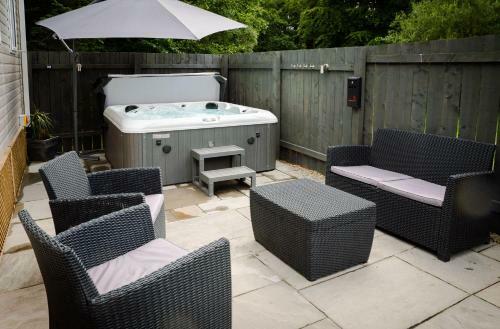 Woodside Hot Tub Retreat
