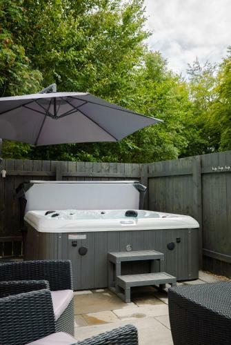 Woodside Hot Tub Retreat