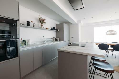 New Luxury Coastal Apartment With Vast Sea Views