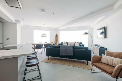 New Luxury Coastal Apartment With Vast Sea Views