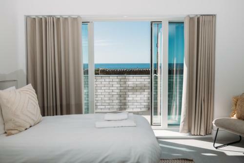 New Luxury Coastal Apartment With Vast Sea Views