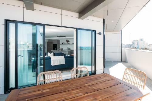 New Luxury Coastal Apartment With Vast Sea Views