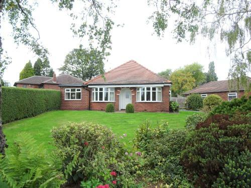 Cheerful 2 Bedroom Bungalow With Parking