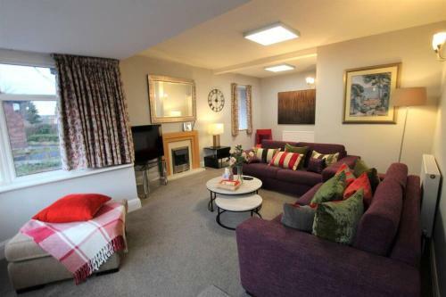Cheerful 2 Bedroom Bungalow With Parking