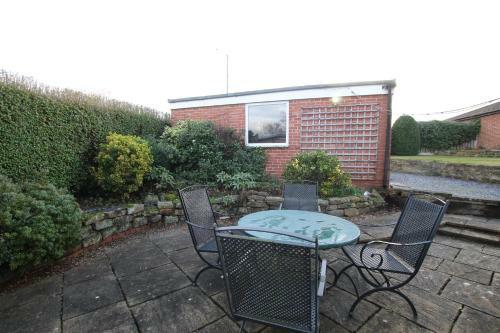 Cheerful 2 Bedroom Bungalow With Parking