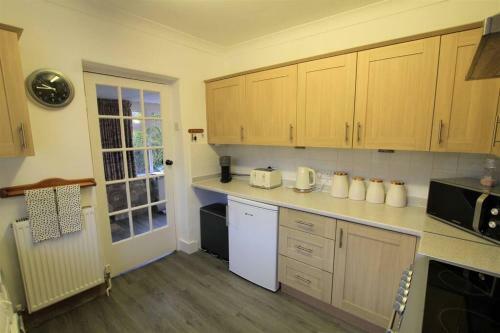 Cheerful 2 Bedroom Bungalow With Parking