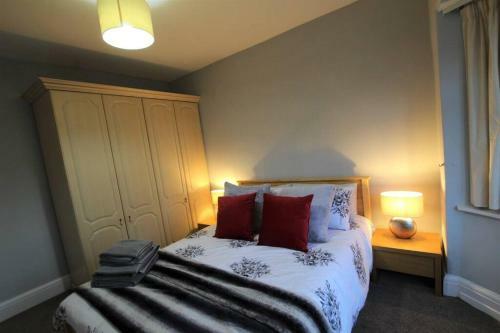 Cheerful 2 Bedroom Bungalow With Parking