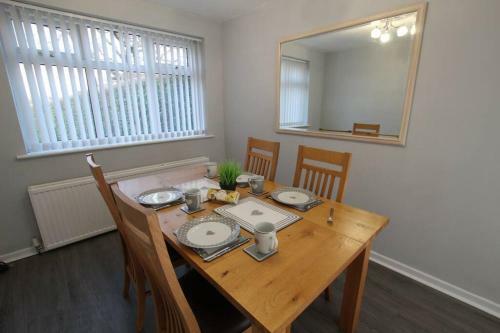 Cheerful 2 Bedroom Bungalow With Parking