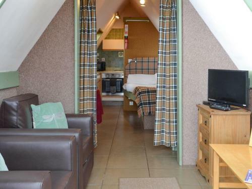 Dundonald Landing - Lochside Chalet