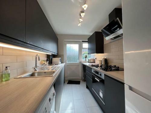 Comfortable King Bed - Location - Leisure - Contractors - Parking