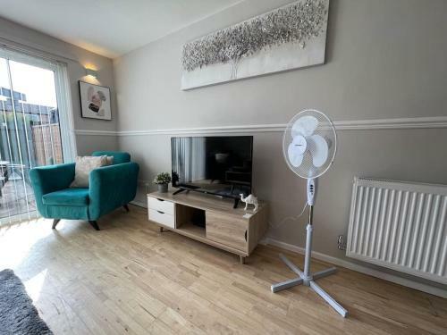 Comfortable King Bed - Location - Leisure - Contractors - Parking