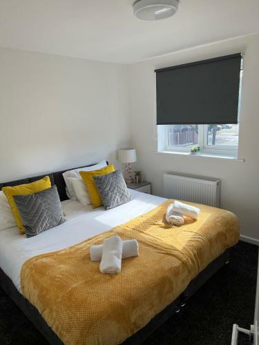 Comfortable King Bed - Location - Leisure - Contractors - Parking