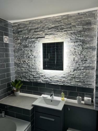 Comfortable King Bed - Location - Leisure - Contractors - Parking