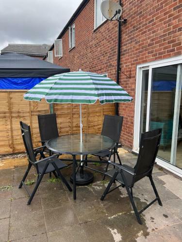 Comfortable King Bed - Location - Leisure - Contractors - Parking