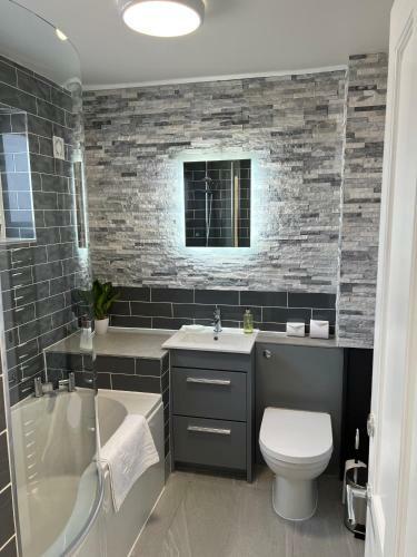Comfortable King Bed - Location - Leisure - Contractors - Parking