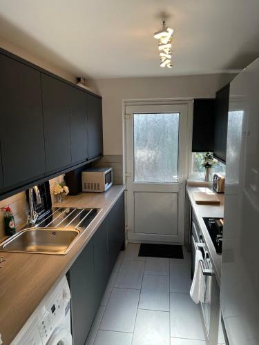 Comfortable King Bed - Location - Leisure - Contractors - Parking