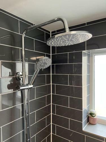 Comfortable King Bed - Location - Leisure - Contractors - Parking