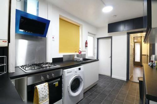 A Stylish Four Bedroom House In Wollaton