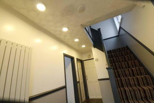 A Stylish Four Bedroom House In Wollaton