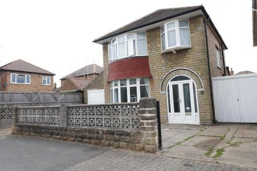 A Stylish Four Bedroom House In Wollaton