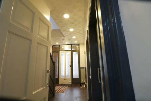 A Stylish Four Bedroom House In Wollaton