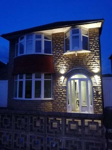 A Stylish Four Bedroom House In Wollaton