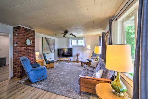 Cozy Ishpeming Cottage With Lake And Park Views!