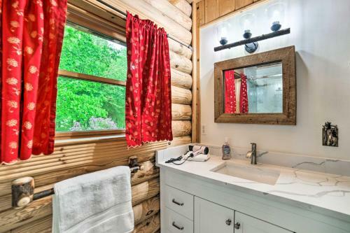 Classy Home With Hot Tub Walk To Gilletts Lake