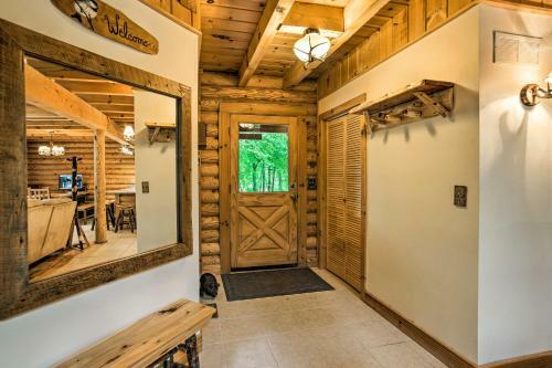 Classy Home With Hot Tub Walk To Gilletts Lake