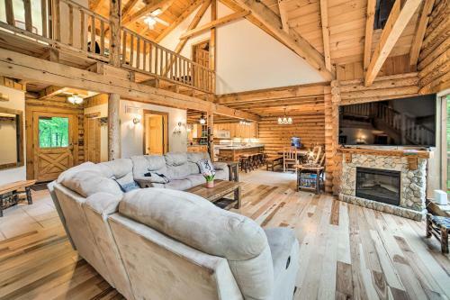 Classy Home With Hot Tub Walk To Gilletts Lake