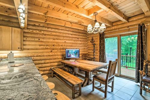 Classy Home With Hot Tub Walk To Gilletts Lake