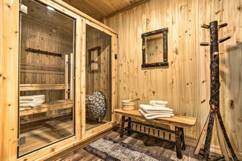 Classy Home With Hot Tub Walk To Gilletts Lake