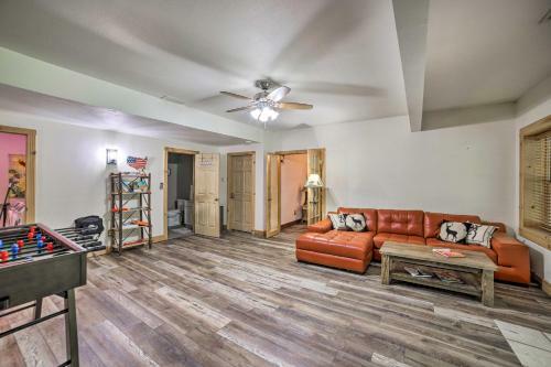 Classy Home With Hot Tub Walk To Gilletts Lake
