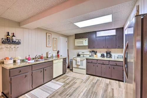 Quaint East Leland Cottage - Walk To Lake!