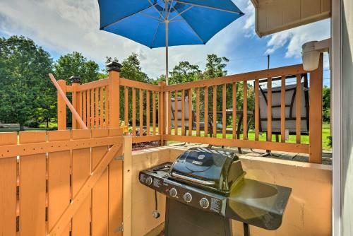 Quaint East Leland Cottage - Walk To Lake!